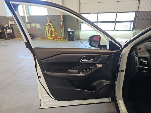 Used 2023 Nissan Rogue Platinum AWD/4WD image 10