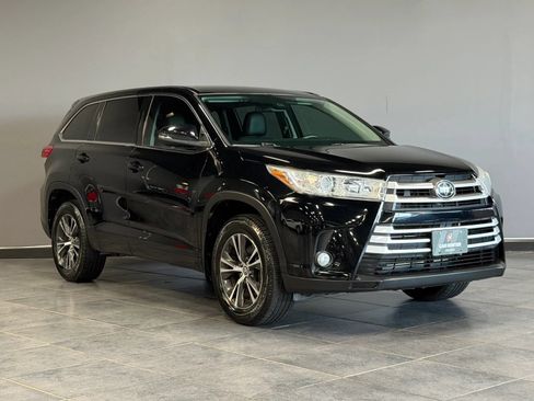 Used 2018 Toyota Highlander Plus AWD/4WD image 3