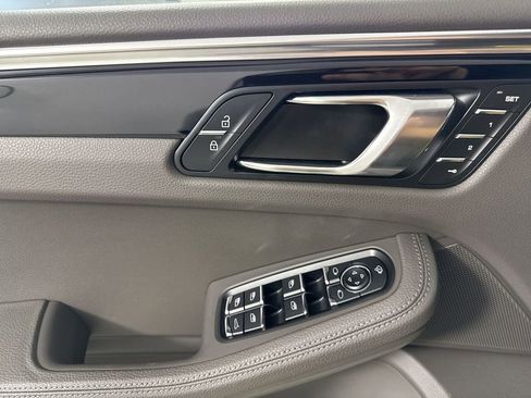 Certified 2025 Porsche Macan AWD/4WD image 34