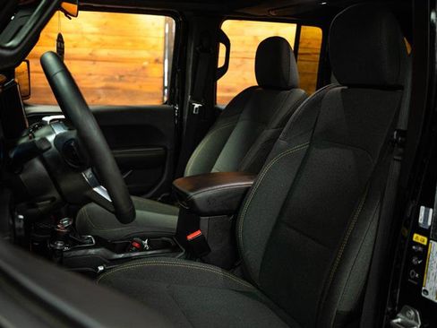 Used 2025 Jeep Wrangler Unlimited Sahara image 9