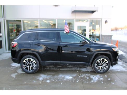 Certified 2022 Jeep Compass Limited image 3