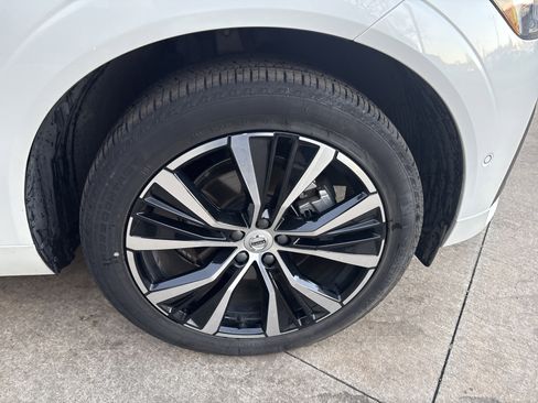 Used 2025 Volvo XC60 B5 Plus image 13