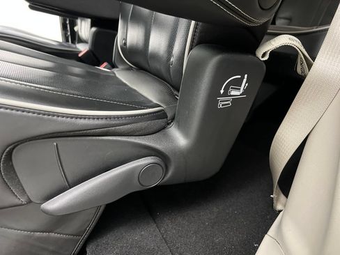 Used 2024 Chrysler Pacifica Limited FWD image 18