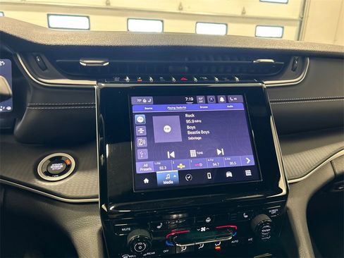 Used 2024 Jeep Grand Cherokee Altitude image 22