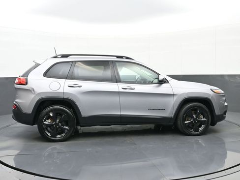 Used 2018 Jeep Cherokee Latitude w/ Altitude Package FWD image 2