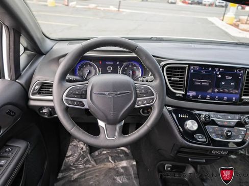 Used 2025 Chrysler Pacifica Select FWD image 2