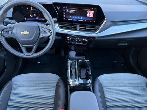 Used 2025 Chevrolet Trax LT FWD image 10