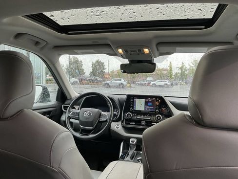 Used 2020 Toyota Highlander XLE AWD/4WD image 23