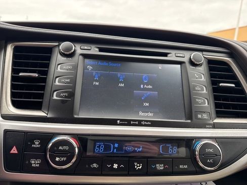 Used 2017 Toyota Highlander XLE w/ Carpet Mat Package AWD/4WD image 36