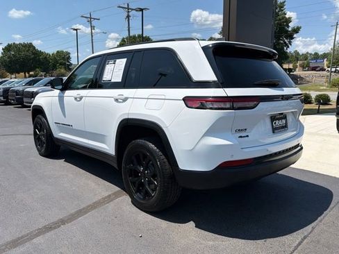 Used 2024 Jeep Grand Cherokee Altitude AWD/4WD image 6