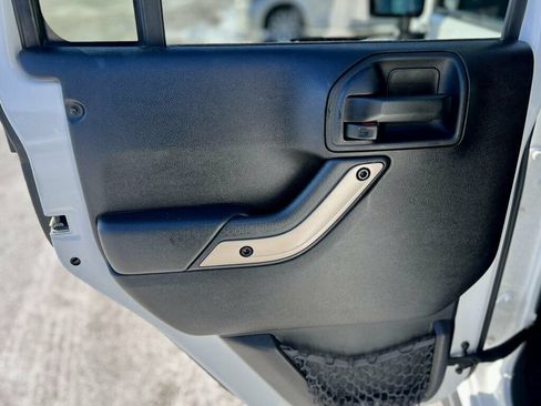 Used 2016 Jeep Wrangler Unlimited Sahara AWD/4WD image 15