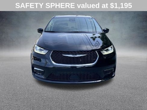 Used 2024 Chrysler Pacifica Limited AWD/4WD image 2