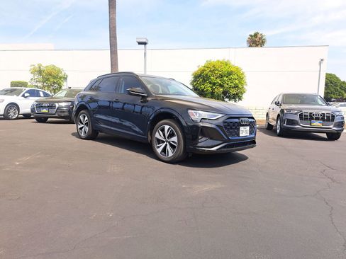 Used 2024 Audi Q8 e-tron Premium image 2