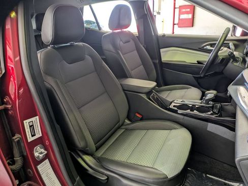 Used 2025 Chevrolet Trax LT w/ LT Convenience Package FWD image 24
