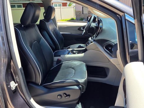 Used 2023 Chrysler Pacifica Limited FWD image 26