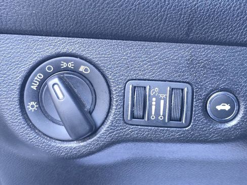 Used 2023 Dodge Challenger SXT image 10