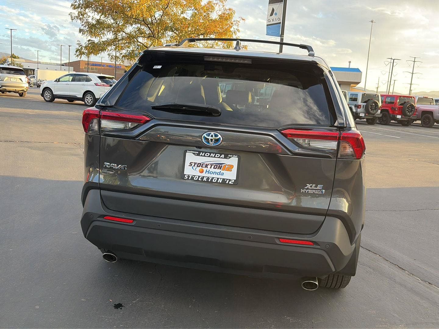 Used 2021 Toyota RAV4 XLE Premium AWD/4WD image 5