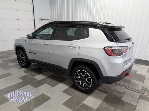 Used 2025 Jeep Compass Trailhawk AWD/4WD image 2