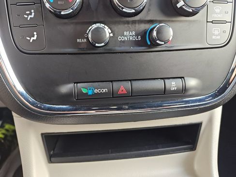 Used 2018 Dodge Grand Caravan SXT FWD image 22