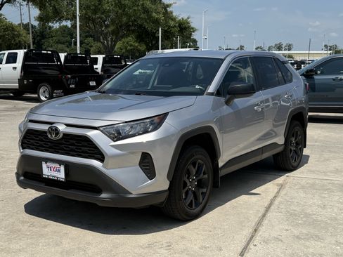 Used 2022 Toyota RAV4 LE FWD image 9