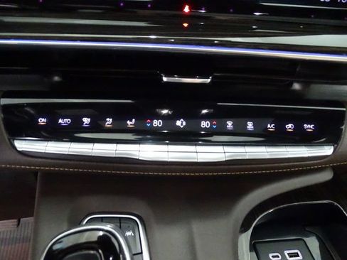 Certified 2022 Cadillac Escalade Premium Luxury AWD/4WD image 16