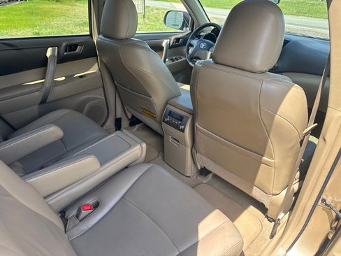 Used 2010 Toyota Highlander SE image 23