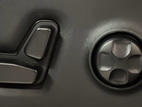 Used 2024 Chrysler Pacifica Touring-L image 28