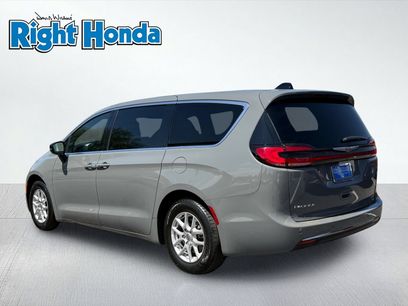 Used 2025 Chrysler Pacifica Select