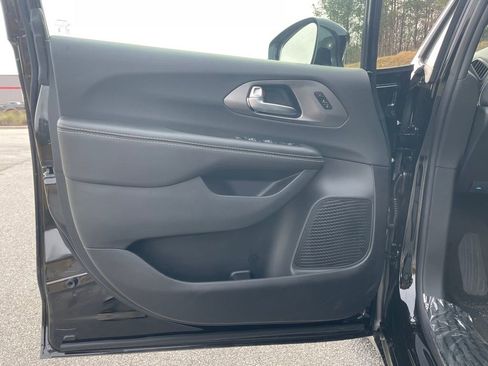 New 2026 Chrysler Pacifica Select image 10