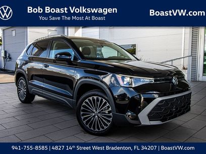 Certified 2025 Volkswagen Taos SE w/ Panoramic Sunroof Package