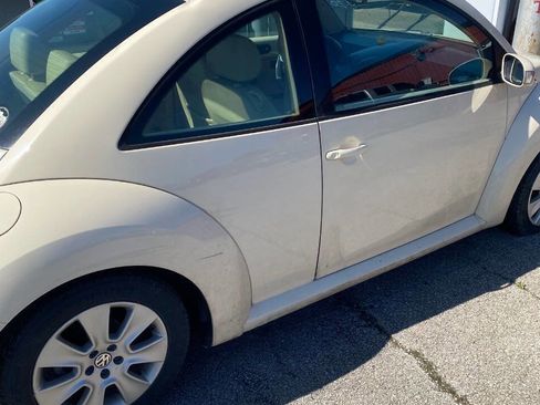 Used 2009 Volkswagen Beetle Coupe FWD image 4