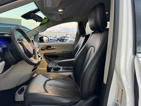 Used 2024 Chrysler Pacifica Touring-L image 15