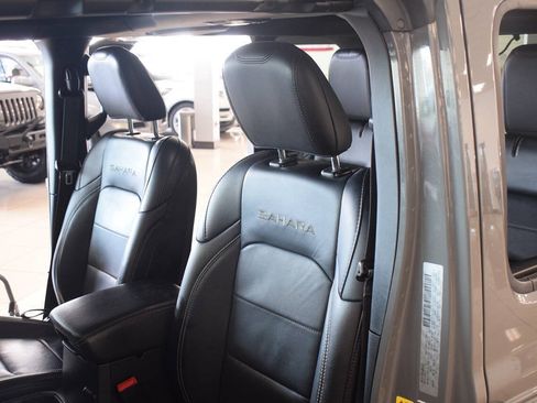 Used 2018 Jeep Wrangler Unlimited Sahara AWD/4WD image 28