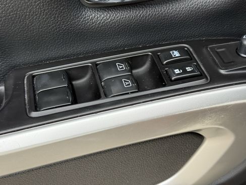 Used 2018 Nissan Titan SV w/ SV Convenience Package image 25