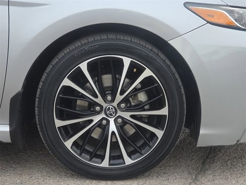 Certified 2020 Toyota Camry SE image 11