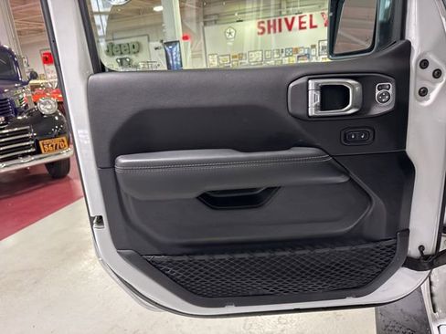 Used 2021 Jeep Gladiator Overland image 12