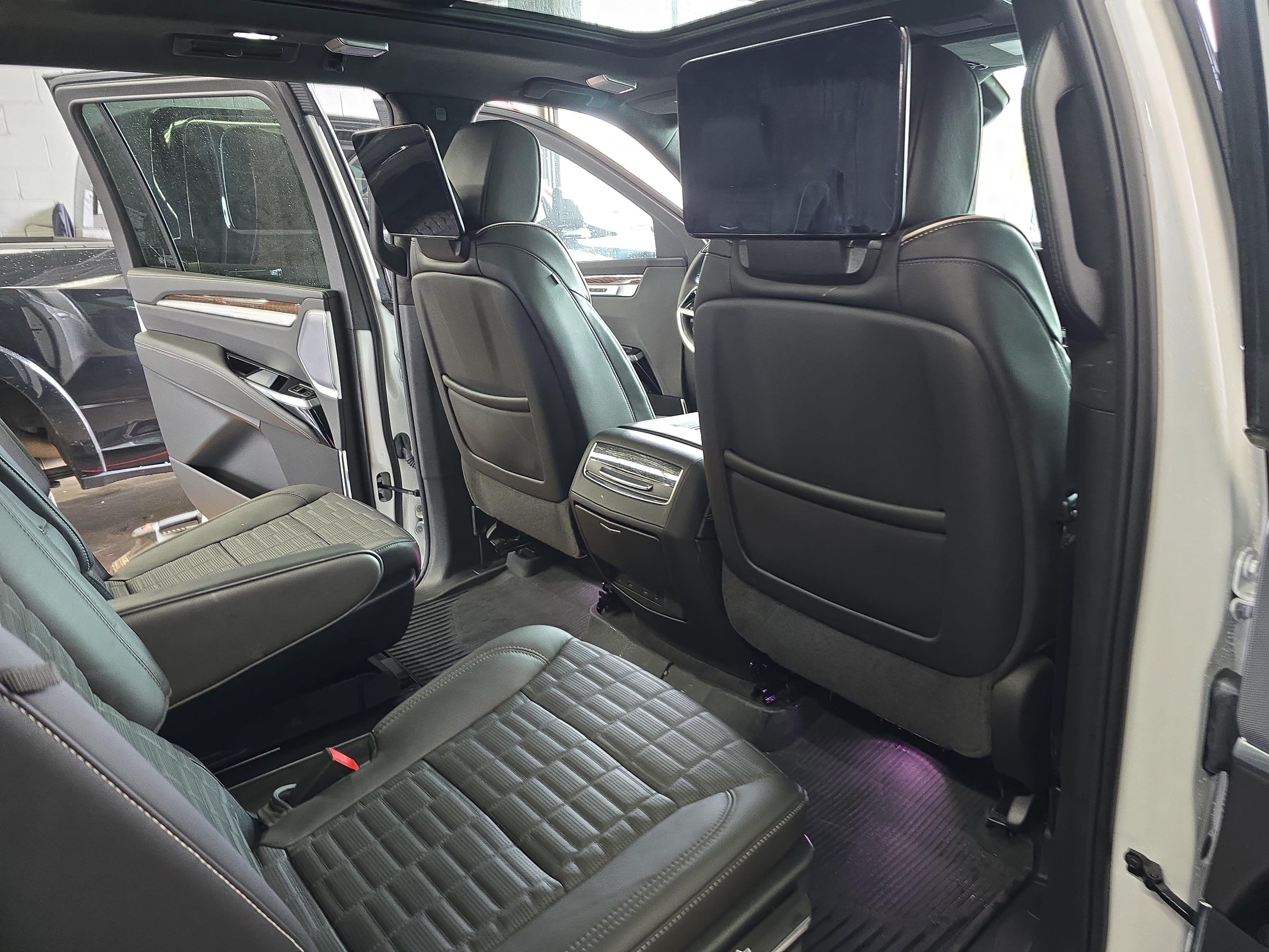 Certified 2025 Cadillac Escalade ESV Sport Platinum AWD/4WD image 11