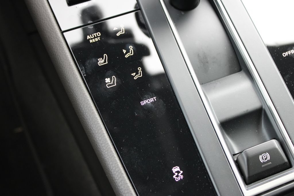 Used 2025 Porsche Macan AWD/4WD image 21