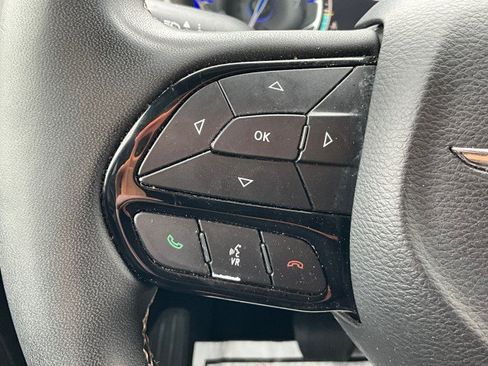 Used 2023 Chrysler Pacifica Touring FWD image 12