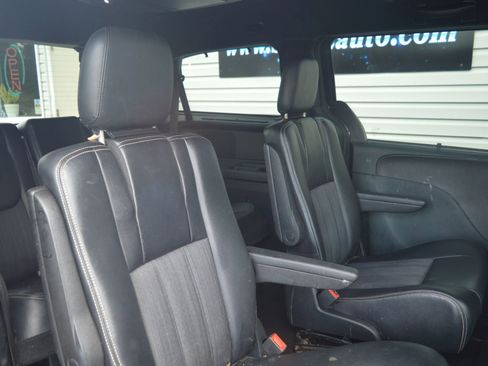 Used 2014 Chrysler Town & Country S FWD image 26