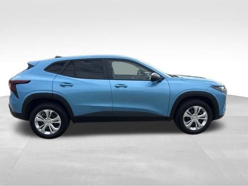 Used 2025 Chevrolet Trax LS FWD image 2