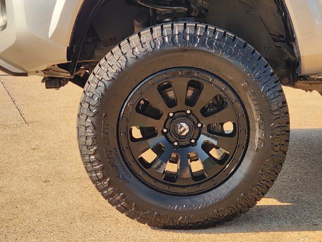 Used 2020 Toyota Tacoma SR5 w/ Technology Package AWD/4WD image 8