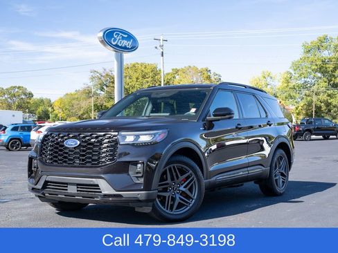 Used 2025 Ford Explorer ST-Line w/ ST-Line Street Pack image 2