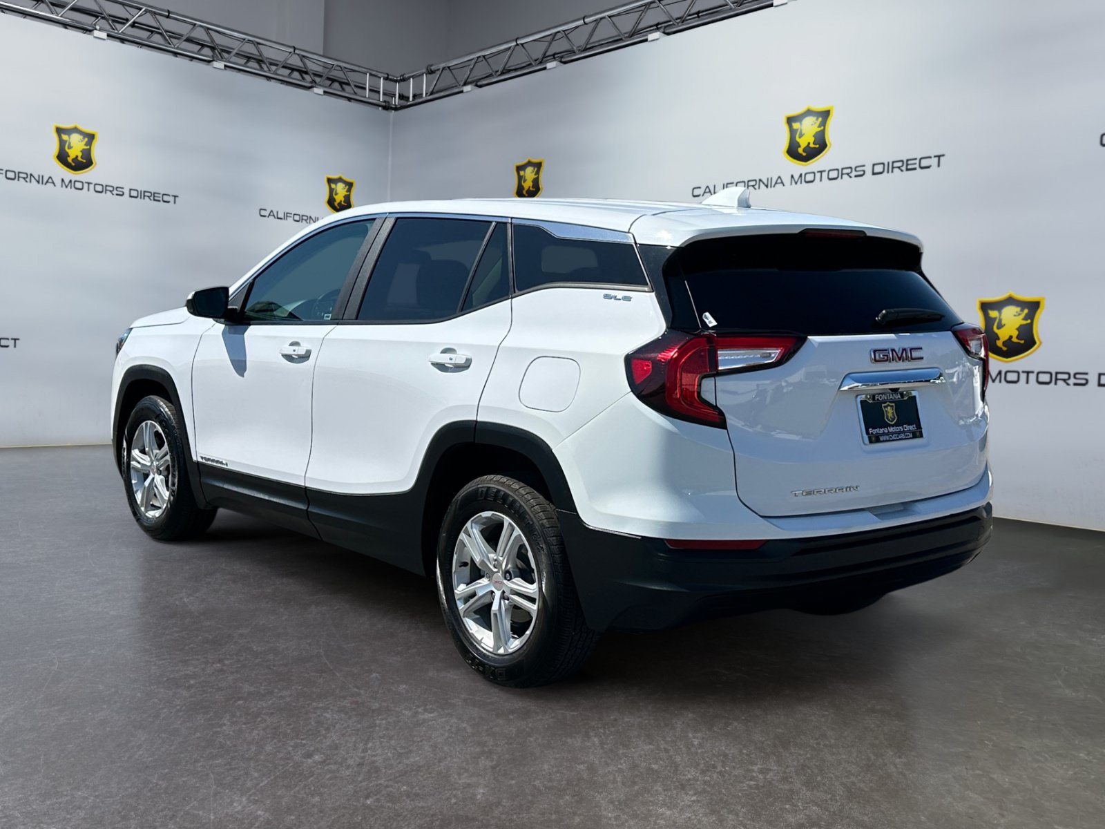 Used 2024 GMC Terrain SLE FWD image 3