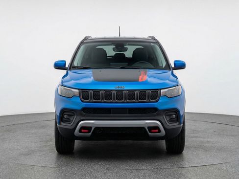 Used 2025 Jeep Compass Trailhawk image 2