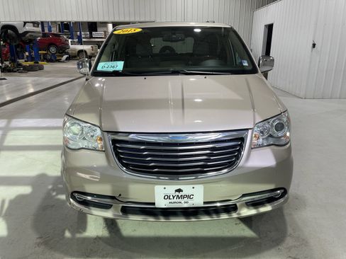 Used 2015 Chrysler Town & Country Limited Platinum image 3