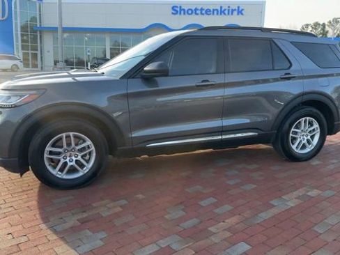 Used 2025 Ford Explorer Active w/ Active Comfort Package RWD image 7