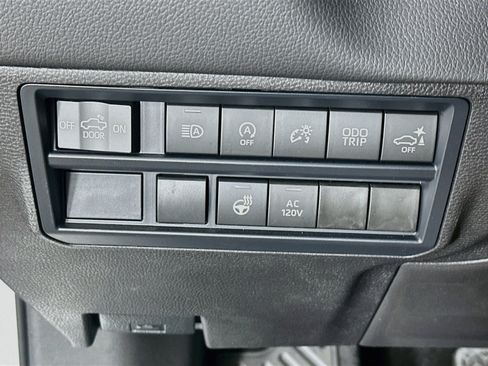 Used 2025 Toyota Tundra Limited AWD/4WD image 17