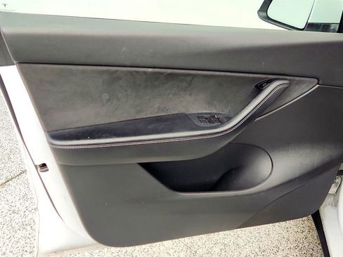 Used 2021 Tesla Model Y Long Range image 11