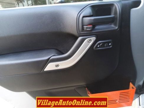 Used 2014 Jeep Wrangler Unlimited Rubicon w/ Connectivity Group image 18